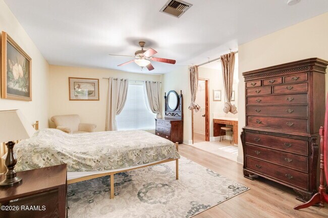 Building Photo - 215 Sleepy Hollow Dr