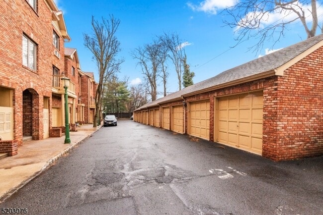 Building Photo - 55 Mews Ln
