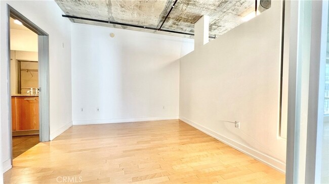 Building Photo - 645 W 9th St