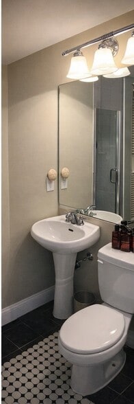 Building Photo - 33 Main St