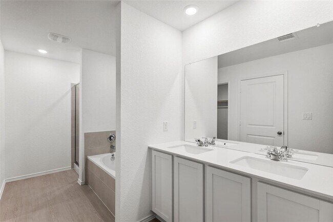 Building Photo - 161 Keefer
