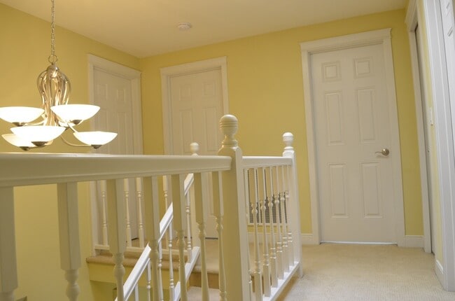 Building Photo - Spacious Somerset Home Near Top Schools an...