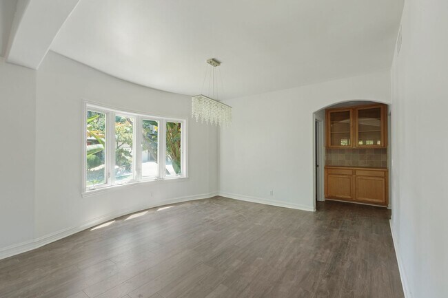 Building Photo - Elegant 5-Bedroom Estate with Pool in Prime Woodland Hills