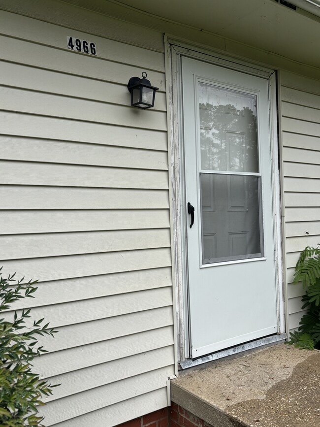 Building Photo - 4966 Robin St