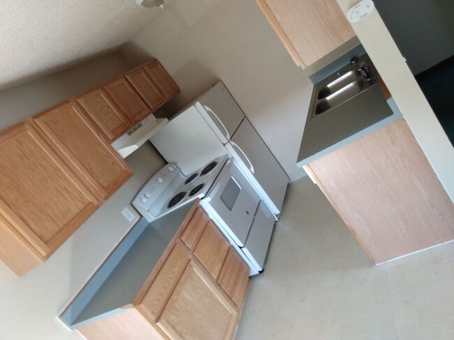 Building Photo - 2 bedroom 1 bathroom ground floor apartment - Granvue Apartments