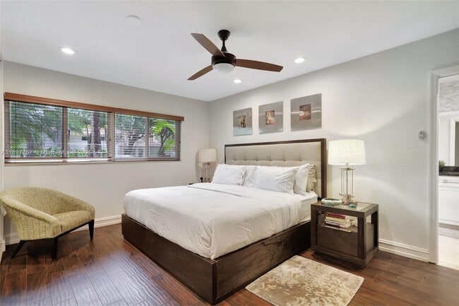 Building Photo - 1128 W Cypress Dr