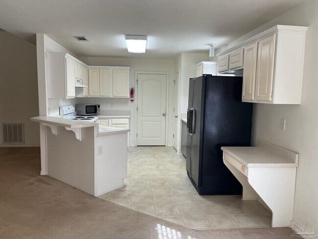 Building Photo - 6737 Summit Dr