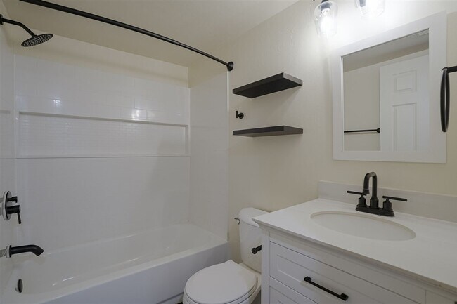 Building Photo - 2 bedroom, 2 bath condo near the airport