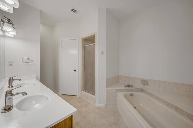 Building Photo - 3602 Hillrock Dr