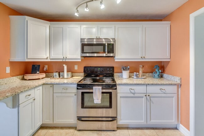 Building Photo - 8 Tropical Dr