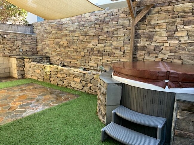 Building Photo - 288 Cahuenga Dr