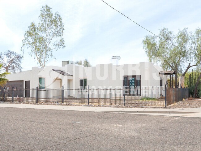 Building Photo - 225 E Aguilar St
