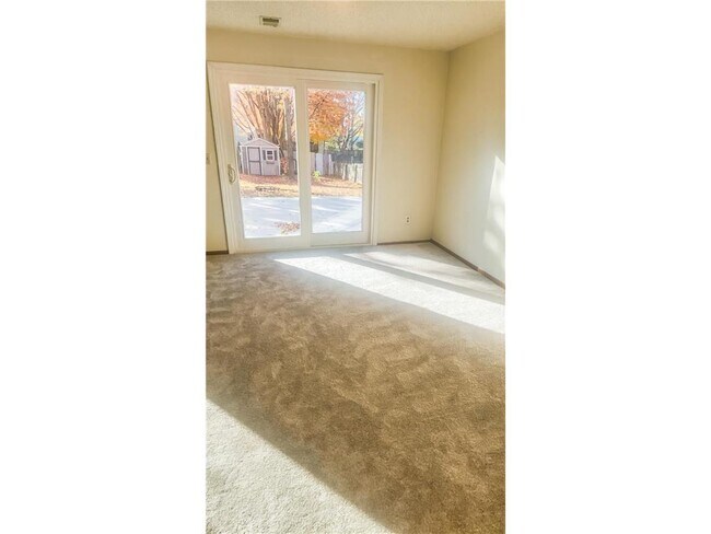 Building Photo - 9 Heights Rd NE