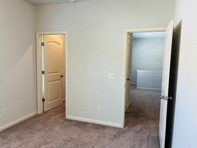 Building Photo - Wow! Check out this charming 3 bedroom 2.5 bathroom home in Newnan!