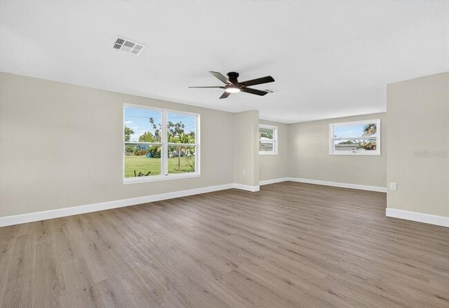 Building Photo - 420 Palm Creek Dr