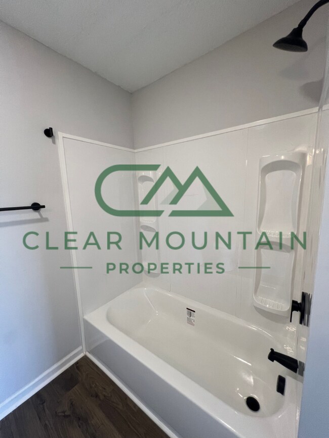 Building Photo - Fully Renovated 4 Bedroom Home – Convenien...