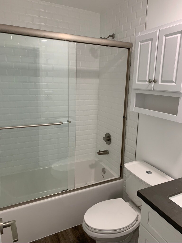 Clean bathroom with shower/bath - 1527 Granville Ave