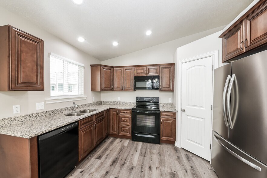 Building Photo - 2251 E Maple Dr