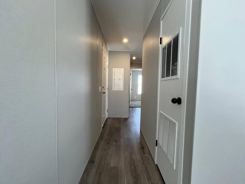 Building Photo - 1404 W Commodore Blvd