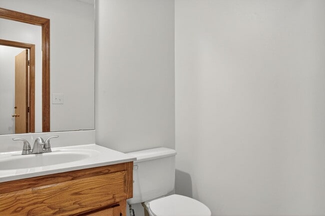 Building Photo - Updated 2 Bedroom 3 Bath townhome with ful...