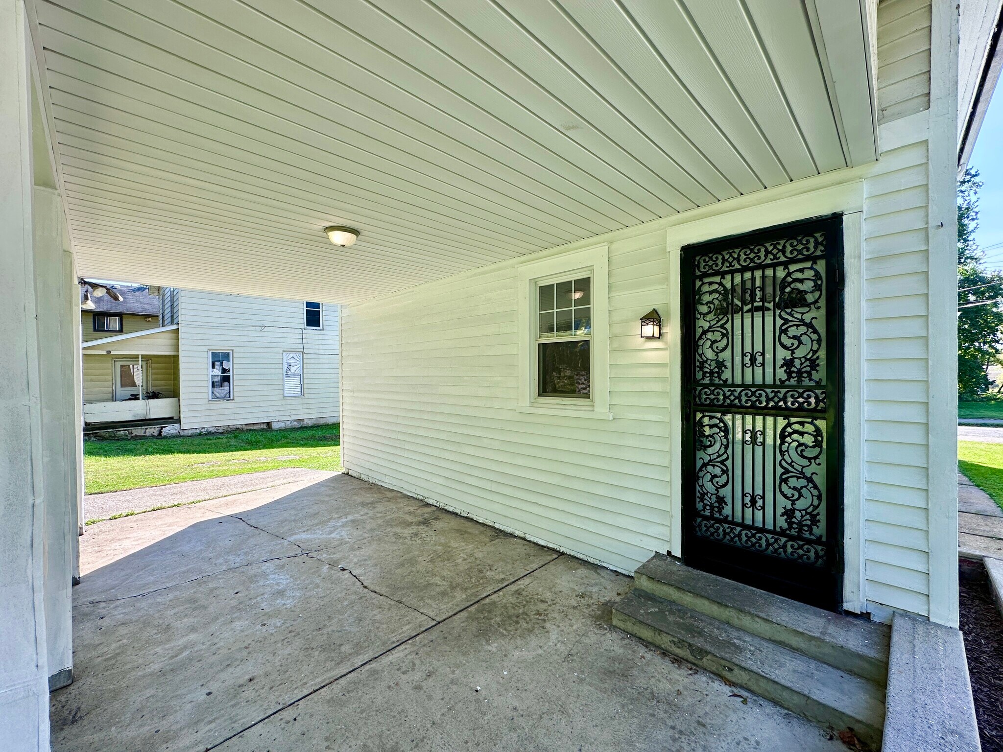Building Photo - 611 Raymond St