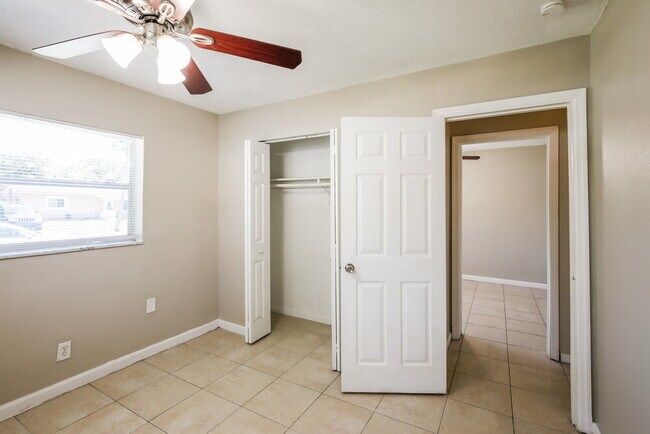 Building Photo - 841 NE 51st Ct