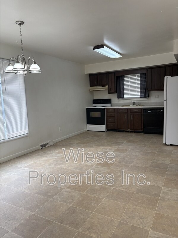 Building Photo - 408 Amherst Dr