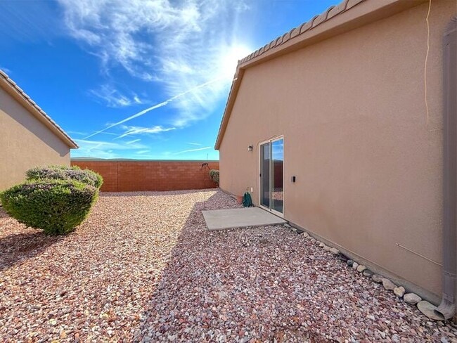 Building Photo - 3 Bed, 2 Bath, 2 Car garage Duplex Unit
