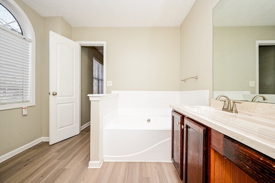 Building Photo - 5055 Towne Park Dr