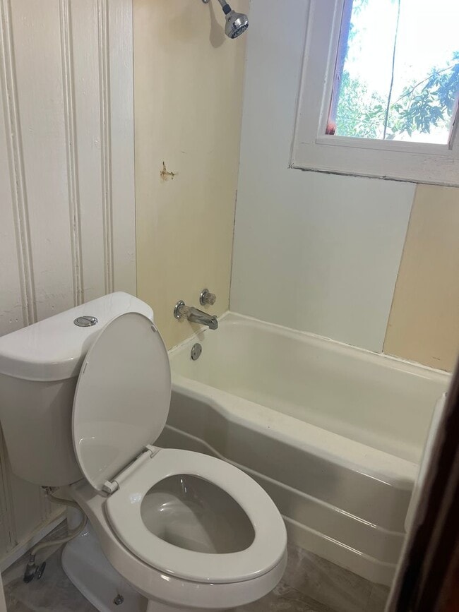 Building Photo - Studio Garage Apartment with Water/Trash/G...