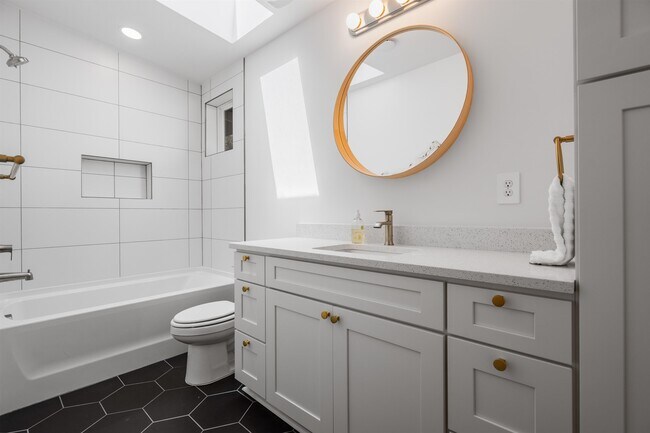 Building Photo - 793 Chapin St