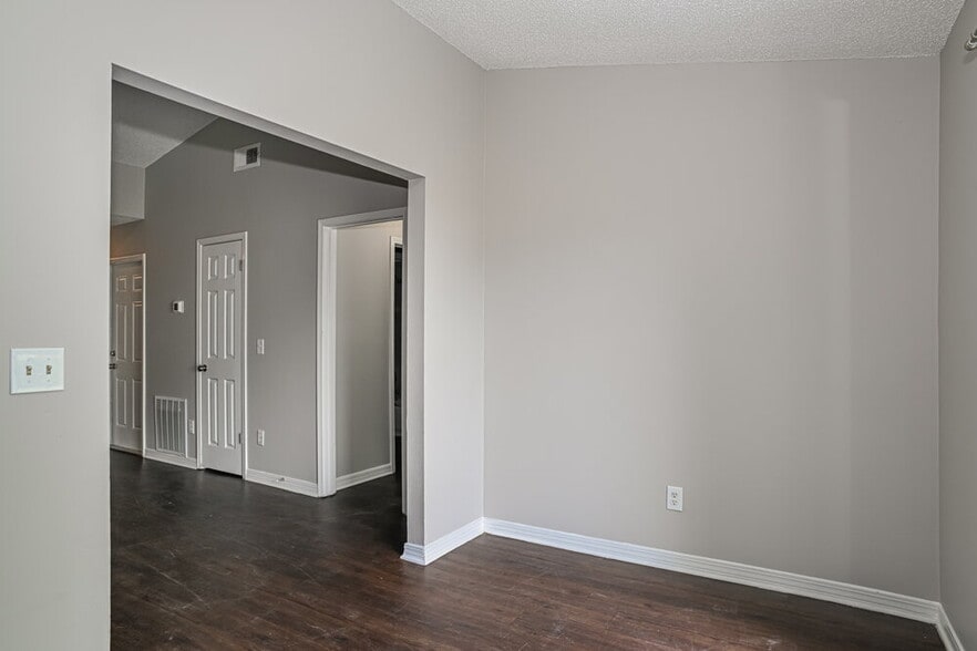 Building Photo - 6221 Alfredo Dr W