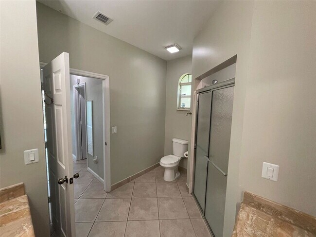 Building Photo - 5031 Madison Lakes Cir W