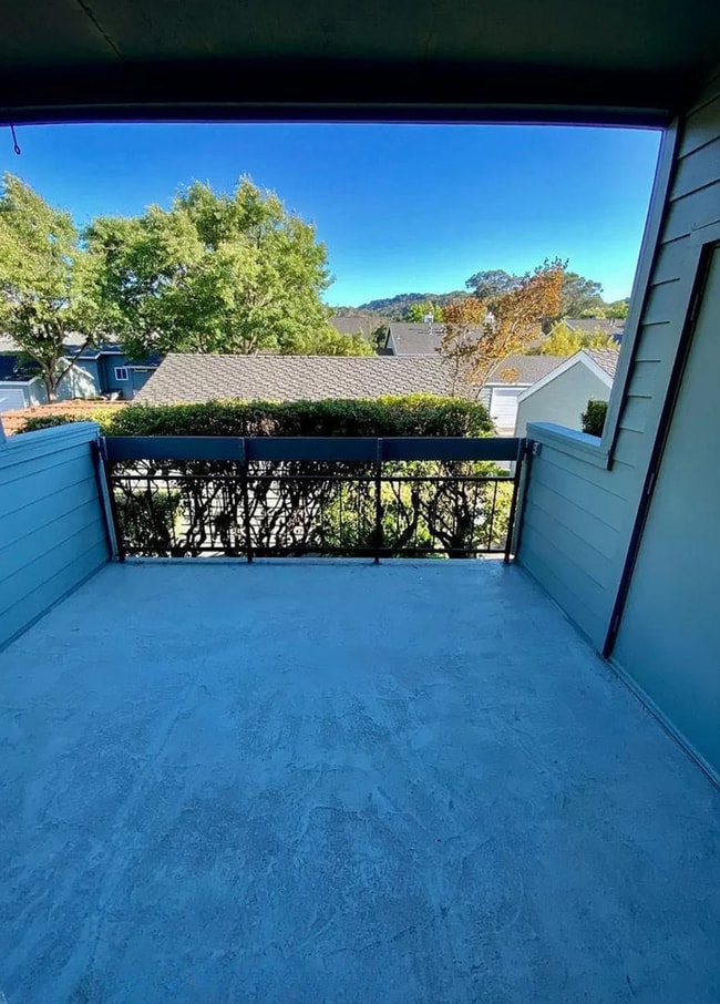 Building Photo - Fabulous Canyon Meadows Condo - Move-In Re...
