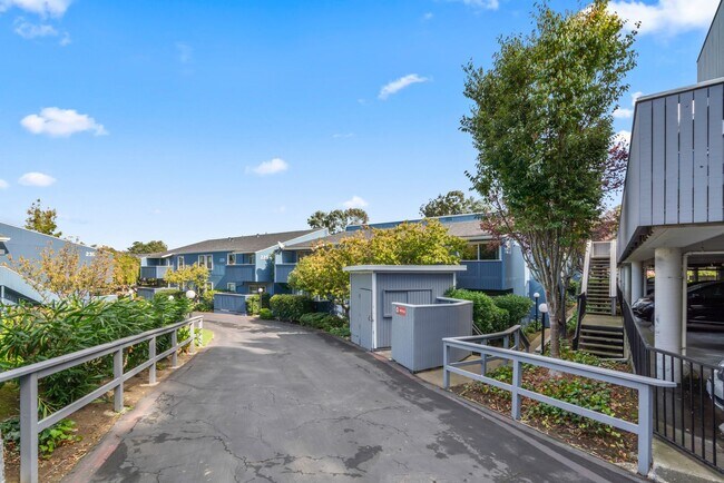 Building Photo - Top Floor 1Bd/1Ba Condo Community with Ten...