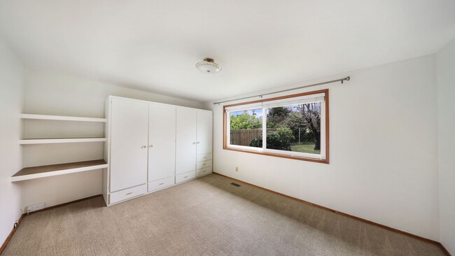 Building Photo - 3 Bed 2 Bath - One-Story - NAS Whidbey - F...