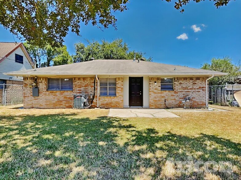 Building Photo - 4427 Oakside Dr