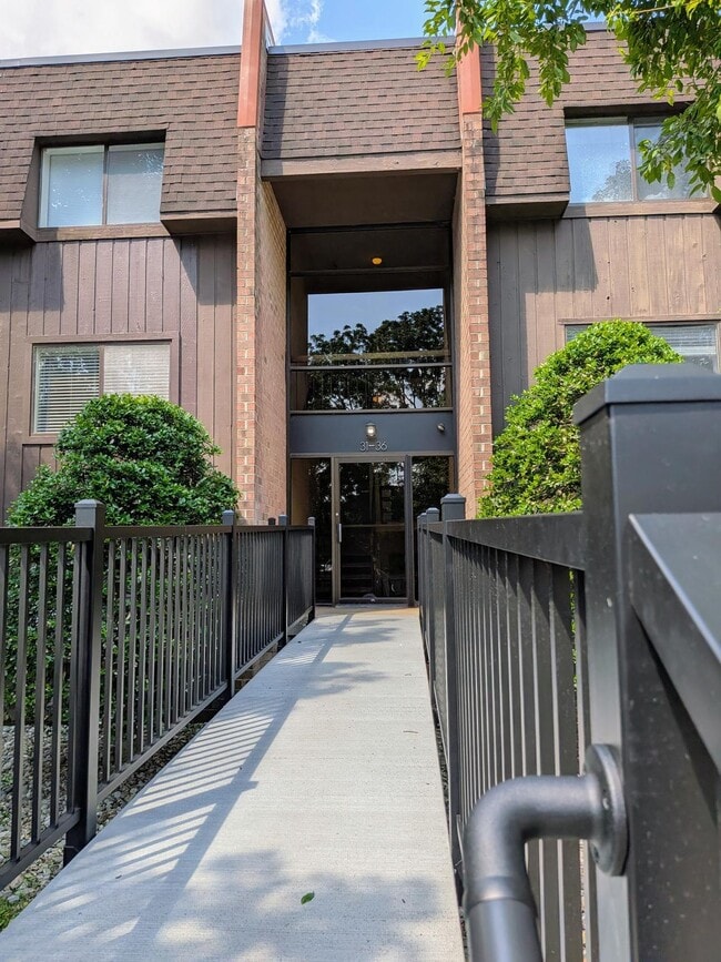 Building Photo - 34 Hermitage Dr
