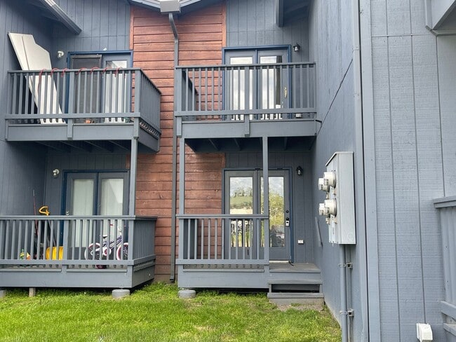 Building Photo - 2 bedroom condo w/washer & dryer
