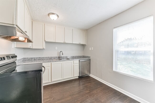 Building Photo - 510 S Utah St