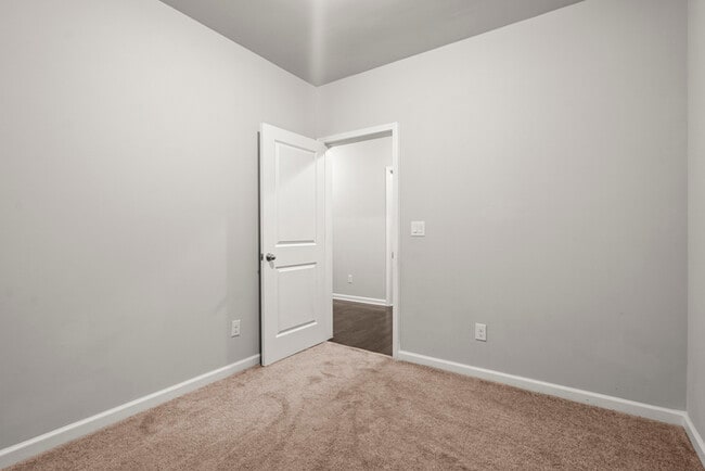 Building Photo - Townhouse - 4 Beds - 4 Bath