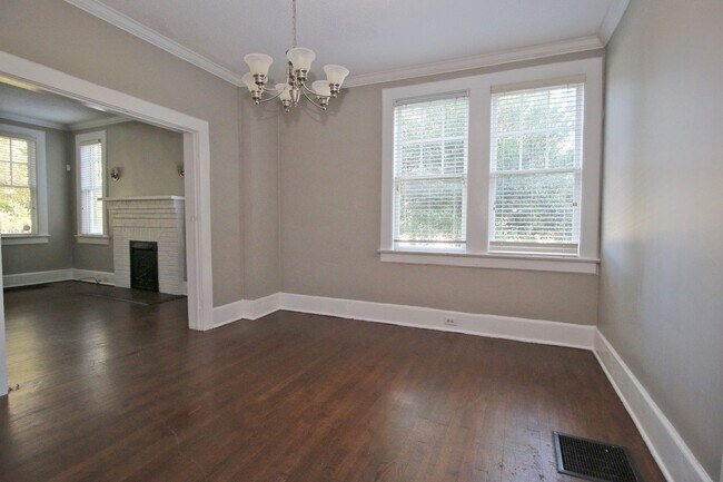 Building Photo - Pre-leasing for 2026-2027 Charming 3 Bed /...