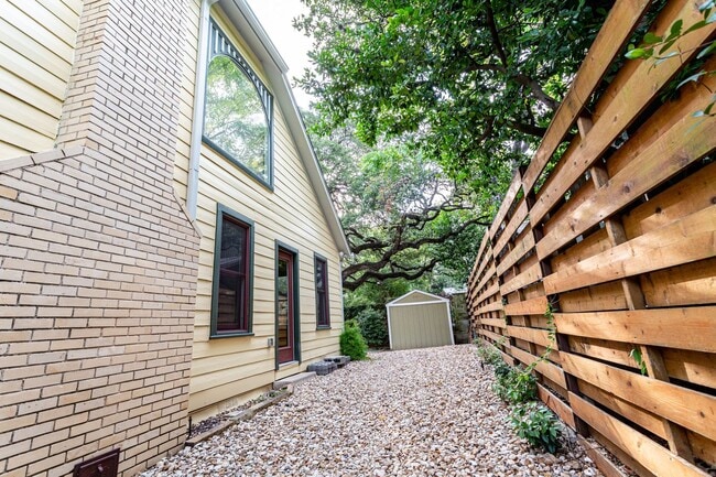 Building Photo - Charming 3 Bed / 2.5 Bath Two-Story Home!