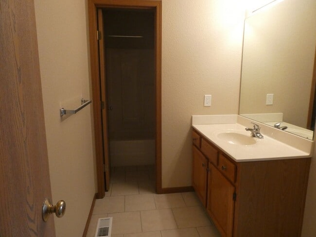 Building Photo - 3 Bedroom 2.5 bath Duplex in Blue Springs