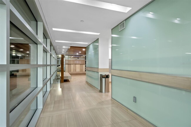 Building Photo - Modern 2 Bed/2 Bath Condo