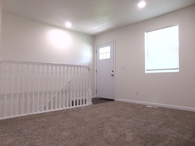 Building Photo - Newly Remodeled 4 Bed 2 Bath Duplex!