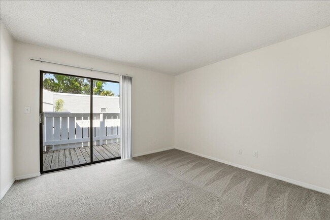 Building Photo - 1428 Oak Pl