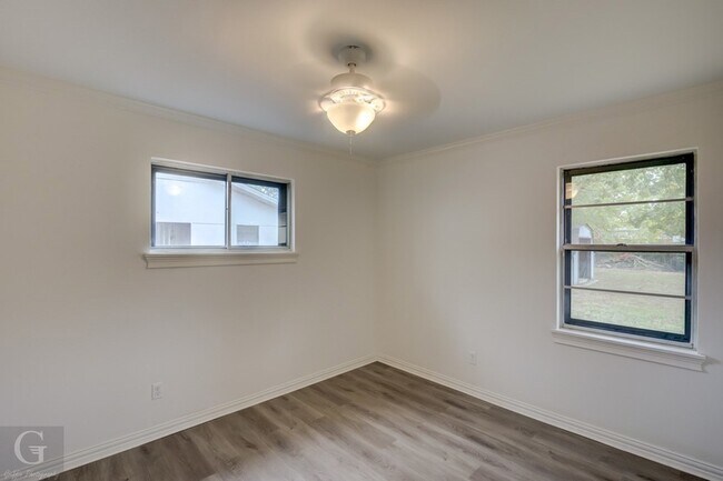 Building Photo - 9478 Poinsettia Dr