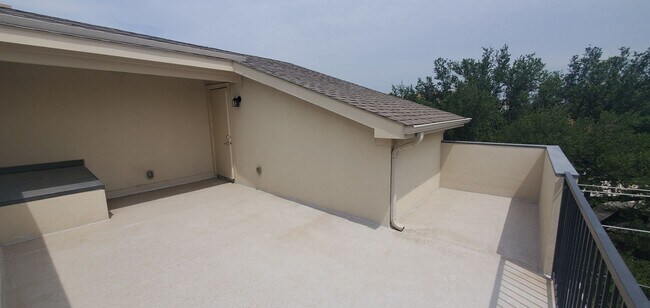 Building Photo - Energy Efficient Urban Townhome w/ Open Floorplan, Gourmet Kitchen, Rooftop Patio, & Exall Park N...