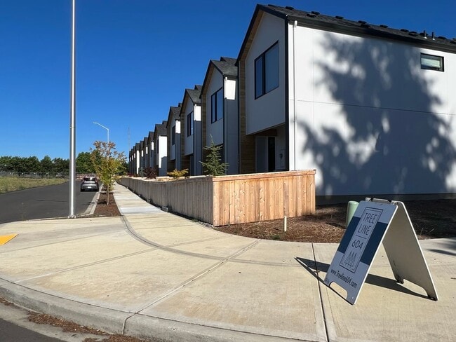 Building Photo - Beautiful, Newer Townhome!  Walking distance to many amenities.